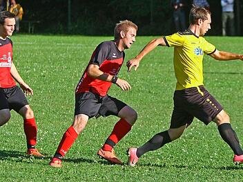 Der Trainer der Rugendorfer, Daniel Hohner (Mitte), kann den Stadtsteinacher Johannes Philp in dieser Szene nicht bremsen.  Foto: Monika Limmer