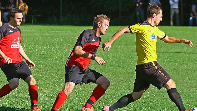 Der Trainer der Rugendorfer, Daniel Hohner (Mitte), kann den Stadtsteinacher Johannes Philp in dieser Szene nicht bremsen.  Foto: Monika Limmer