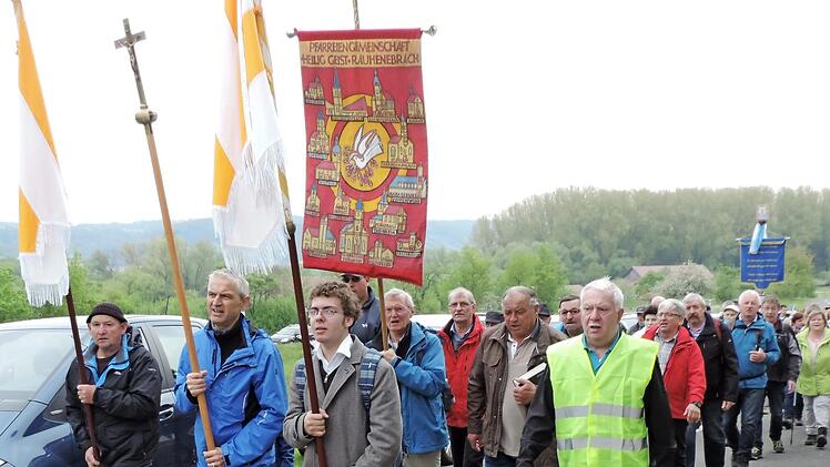 Die Wallfahrer aus Rauhenebrach auf den letzten Metern: Sie zogen nach den Eltmannern in die Wallfahrtskirche in Limbach ein.  Foto: heki