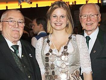 Landesschützenmeister Wolfgang Kink (von links), Landesschützenkönigin Sarah Lipfert und Ex-Weltmeister Gerd Kümmet trafen sich beim Neujahrsempfang des Bayerischen Sportschützenbundes. Foto: Frank Ziener