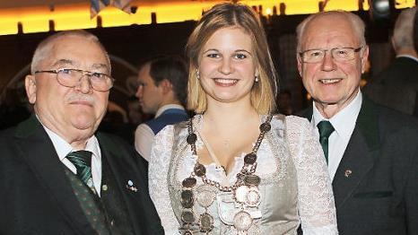 Landesschützenmeister Wolfgang Kink (von links), Landesschützenkönigin Sarah Lipfert und Ex-Weltmeister Gerd Kümmet trafen sich beim Neujahrsempfang des Bayerischen Sportschützenbundes. Foto: Frank Ziener