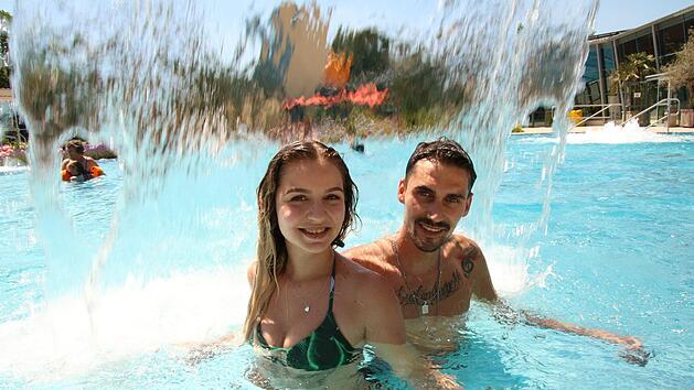 Julia und Patrik haben im Forchheimer Freibad bereits die richtige Antwort auf die angek&uuml;ndigte Hitzewelle gefunden. Fotos: Josef Hofbauer