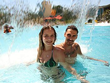 Julia und Patrik haben im Forchheimer Freibad bereits die richtige Antwort auf die angekündigte Hitzewelle gefunden. Fotos: Josef Hofbauer