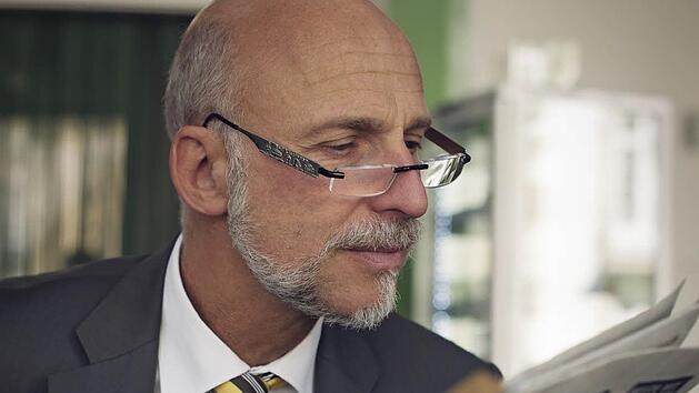 Gemütlich im Home-Office Zeitung lesen findet bei Oberbürgermeister Kay Blankenburg nicht statt. Obwohl fast alle öffentlichen Termine wegfallen, muss er seine Verwaltung umorganisieren. Foto: Archiv: Dawn Hänsch