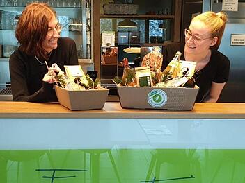 Die Kisten sind gestaltet und vorbereitet, wie Pia Keller (l.) und Christina Mark (Koordinatorin für Bio-Gemeinschaftsverpflegung) zeigen. Foto: PR