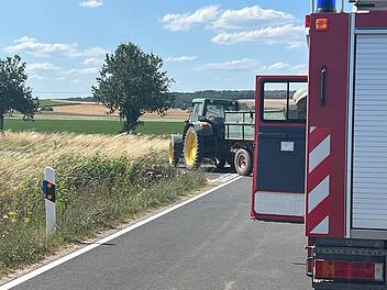 Traktor übersieht beim Abbiegen Motorrad: Biker noch an Unfallstelle verstorben Traktor übersieht beim Abbiegen Motorrad: Biker noch an Unfallstelle verstorben