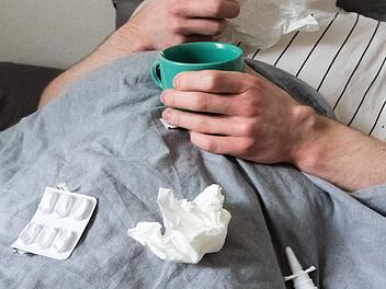 Krank im Bett statt im Wartezimmer: Kassenärzte fordern neue Regeln bei Krankmeldung