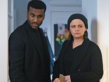 Die Bremer "Tatort"-Kommissarin Liv Moormann (Jasna Fritzi Bauer) und Gastermittler Patrice Schipper (Tijan Njie) erforschen eine Wohngemeinschaft des Grauens.