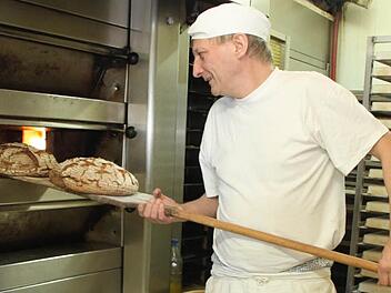 Grünwehrbeck Ralf Groß in der Backstube: Bäcker ist sein Traumberuf,  "das wusste ich als Lehrling schon nach zwei Monaten."   Foto: Stephan Tiroch