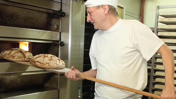 Grünwehrbeck Ralf Groß in der Backstube: Bäcker ist sein Traumberuf,  "das wusste ich als Lehrling schon nach zwei Monaten."   Foto: Stephan Tiroch