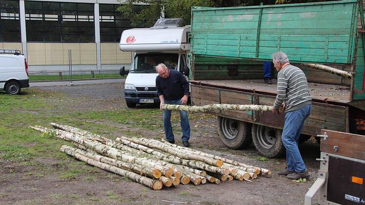 Die Helfer vom Bauernverband schleppen Birkenstämme fürs Bauern-Café.