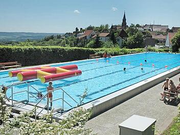 Das Freibad in Hofheim wird das ganze Jahr über saniert und kann auch in den heißen Sommermonaten nicht für Erfrischung sorgen. Deswegen geht es nach Altenstein (Bild). Foto: Archiv