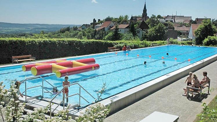 Das Freibad in Hofheim wird das ganze Jahr über saniert und kann auch in den heißen Sommermonaten nicht für Erfrischung sorgen. Deswegen geht es nach Altenstein (Bild). Foto: Archiv