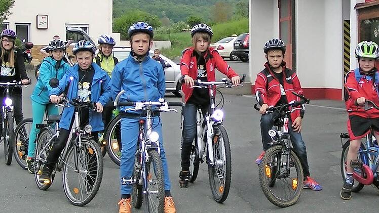Die jungen Feuerwehrler aus Weilersbach machen einen Fahrradausflug.  Foto: Heidi Amon