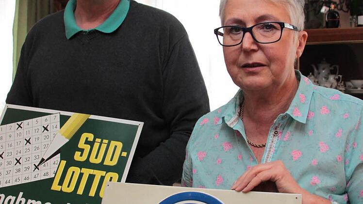 Christoph und Alexandra Hofmann zeigen alte Werbeschilder für Lotto und Toto. Foto: Jürgen Gärtner