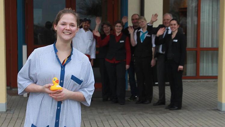 Abschied von den Kollegen: Am Donnerstag hatte Laura Bauer ihren letzten Arbeitstag im Bad Staffelsteiner Kurhotel. In den nächsten drei Monaten reisen sie und ihre Ente um die Welt. Foto: Andreas Schmitt