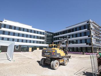 Auf dem Gelände des Medical-Valley-Centers arbeiten mehrere Handwerksfirmen gleichzeitig.  Foto: Josef Hofbauer