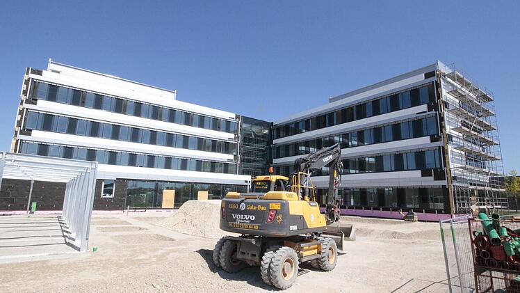 Auf dem Gelände des Medical-Valley-Centers arbeiten mehrere Handwerksfirmen gleichzeitig.  Foto: Josef Hofbauer