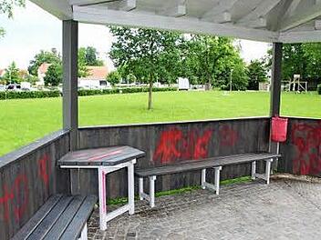 Der frisch renovierte Pavillon im Engelgarten ist schon wieder beschmiert.  Foto: Andreas Dorsch