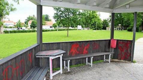 Der frisch renovierte Pavillon im Engelgarten ist schon wieder beschmiert.  Foto: Andreas Dorsch