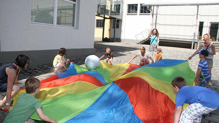Zum Welt-Flüchtlingstag hatten die Mitarbeiter des Paul-Gerhardt-Kindergartens auch eine Spielstraße mit vielen witzigen Aktionen vorbereitet