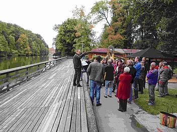 Treffpunkt Sonnenplanken: Hainbadfreunde im Mantel bei der Infoveranstaltung  Foto: RiegerPress