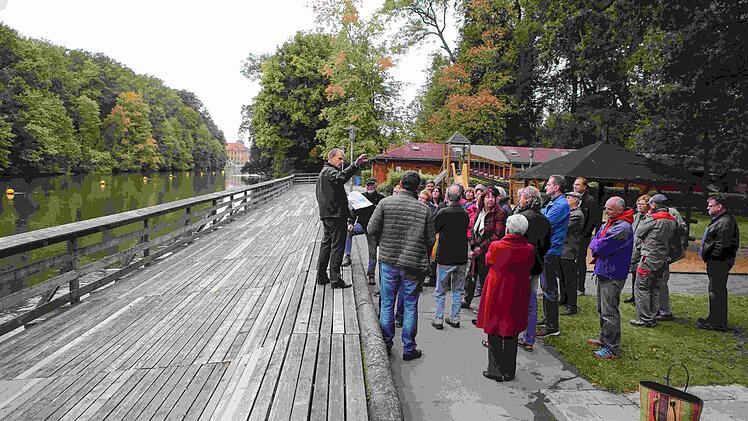 Treffpunkt Sonnenplanken: Hainbadfreunde im Mantel bei der Infoveranstaltung  Foto: RiegerPress
