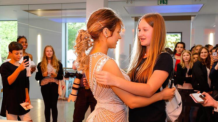 Stargast Shirin David nahm sich Zeit für ihre Fans - und für die eine oder andere Umarmung. Foto: Matthias Hoch