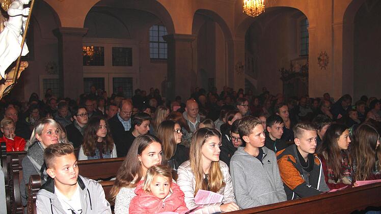 Blick in die Reihen der Firmlinge mit ihren Paten und Eltern Foto: Günther Geiling