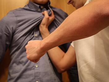 Wenn er getrunken hatte, wurde er aggressiv: Seine Gewaltbereitschaft brachte einen Kulmbacher hinter Gittern.Symbolfoto: Christopher Schulz