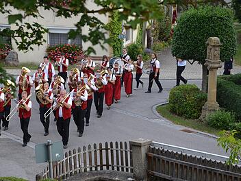 Der feierliche Gottesdienst wurde mit einer Kirchenparade und Marschmusik eingeleitet. Foto: Jasmin Herbst