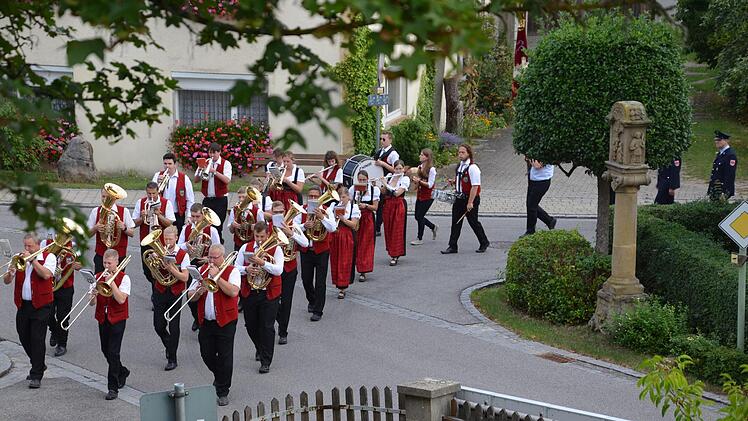 Der feierliche Gottesdienst wurde mit einer Kirchenparade und Marschmusik eingeleitet. Foto: Jasmin Herbst