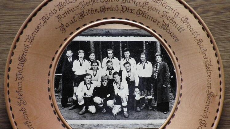 Meisterschale: Meister der C-Klasse im Jahr 1952. Foto: TSV-Archiv