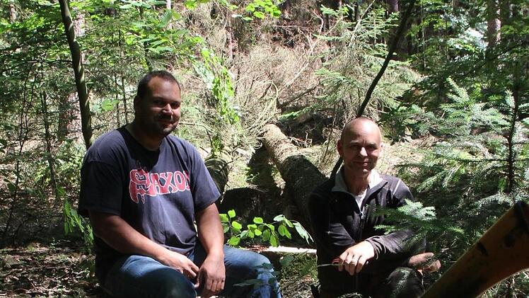 Wieder ging ein Baumriese zu Boden. Zur Strecke gebracht haben ihn Klima und Borkenkäfer. Waldbesitzer Reinhold Schneider (links) und Holzfäller Thomas Birklein bleibt nichts als die Rolle der Sterbehelfer.