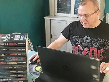 Werner Karl in seiner Schreibwerkstatt in Herreth - hier verfasste er bereits etliche Fantasy-Romane und Science-Fiction-Geschichten. Foto: pr