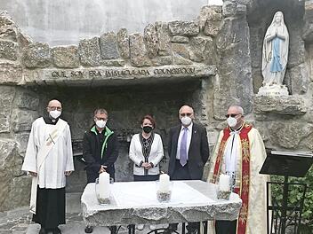 Tim Schlegel (2. v. l.), Johanna Auerbeck und Gerhard Schlee (2. v. r.) trugen begleitet von Georg Paszek (l.) und Kilian Kemmer die für die Corona-Opfer entzündeten Kerzen zur Lourdesgrotte.