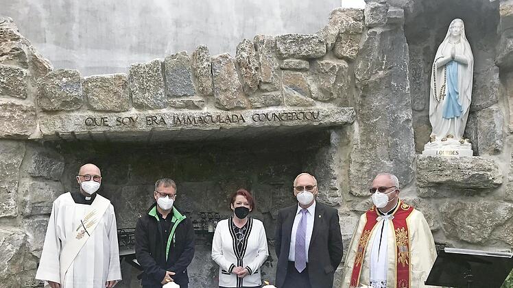 Tim Schlegel (2. v. l.), Johanna Auerbeck und Gerhard Schlee (2. v. r.) trugen begleitet von Georg Paszek (l.) und Kilian Kemmer die für die Corona-Opfer entzündeten Kerzen zur Lourdesgrotte.