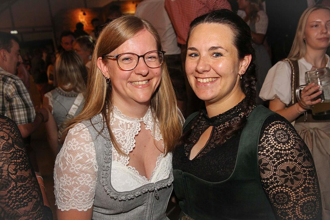 Die Stadlbesucher feierten mit den Stoapf&auml;lzer Spitzbuam.