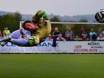 Glanzparade: Christian Mack wehrt einen Schuss von Dominik Zehe ab. Aubstadts Torwart wurde im Derby in Großbardorf nur von Daniel Werner überwunden, dem ein Eigentor unterlief. Foto: Anand Anders