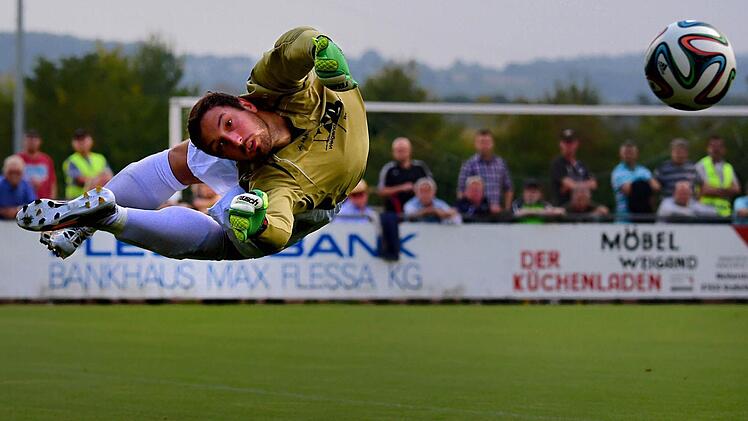 Glanzparade: Christian Mack wehrt einen Schuss von Dominik Zehe ab. Aubstadts Torwart wurde im Derby in Großbardorf nur von Daniel Werner überwunden, dem ein Eigentor unterlief. Foto: Anand Anders