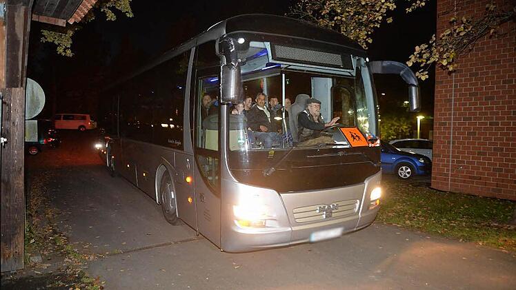 Der Reisebus mit den Asylsuchenden trifft um 17.46 Uhr vor der Unterkunft ein. Foto: Ronald Rinklef
