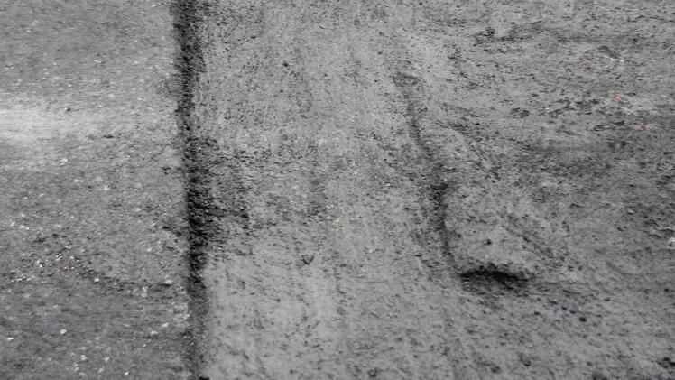 Die Kante zum bisherigen Asphalt (links)  Foto: Friedwald Schedel