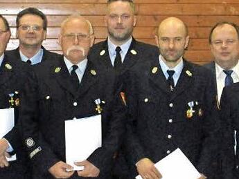 Die Auszeichnung dreier Aktiver und die Ernennung von zwei Ehrenmitgliedern prägte die Hauptversammlung der Feuerwehr Grafengehaig. Von links: Landrat Klaus Peter Söllner, Kreisbrandinspektor Horst Tempel, Reinhard Söllner, 2. Vorsitzender Detlev Döring, Berthold Müller, Kreisbrandmeister Yves Wächter, Udo Murrmann, Bürgermeister Werner Burger, Günter Thieroff und Kommandant Rene Hubrich. Foto: Klaus-Peter Wulf