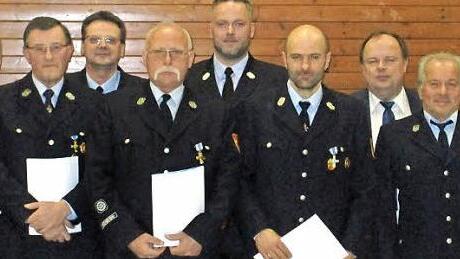 Die Auszeichnung dreier Aktiver und die Ernennung von zwei Ehrenmitgliedern prägte die Hauptversammlung der Feuerwehr Grafengehaig. Von links: Landrat Klaus Peter Söllner, Kreisbrandinspektor Horst Tempel, Reinhard Söllner, 2. Vorsitzender Detlev Döring, Berthold Müller, Kreisbrandmeister Yves Wächter, Udo Murrmann, Bürgermeister Werner Burger, Günter Thieroff und Kommandant Rene Hubrich. Foto: Klaus-Peter Wulf