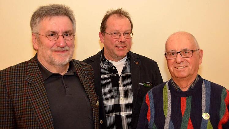 Der Vorsitzender des Bad Kissinger Zweigvereins Thomas Hammelmann (Mitte) ehrte Josef Kiesel (links) und Christian Willand.  Foto: P. Rauch