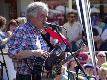 Rolf Zuckowski, ein Star zum Anfassen und Liebling der Kinder, gastierte auf dem Hammelburger Marktplatz, auf dem sich rund 700 Kinder und Erwachsene einfanden. Fotos: Winfried Ehling