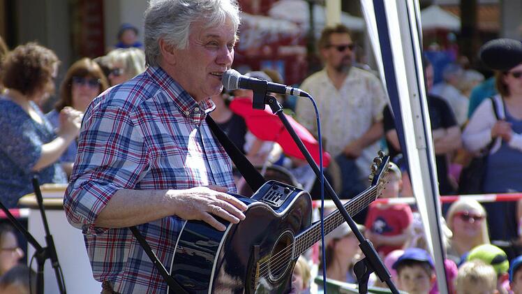 Rolf Zuckowski, ein Star zum Anfassen und Liebling der Kinder, gastierte auf dem Hammelburger Marktplatz, auf dem sich rund 700 Kinder und Erwachsene einfanden. Fotos: Winfried Ehling