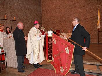 Weihbischof Herwig Gössl segnete das neue Band in der PfarrkircheFoto: Mathias Erlwein