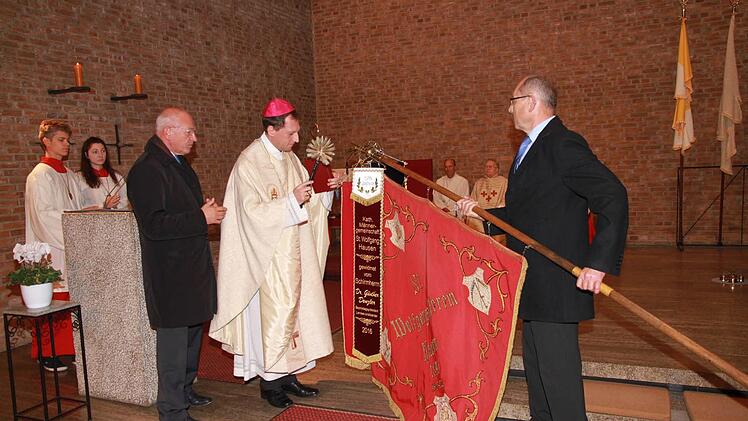 Weihbischof Herwig Gössl segnete das neue Band in der PfarrkircheFoto: Mathias Erlwein
