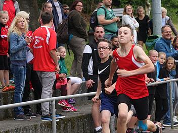 Sprint über 75 Meter der Schüler U14 mit Fenn Friedrich (rechts / WSSV Suhl) und Emil Muthig vom SV Ramsthal. Fotos: Reinhold Nürnberger